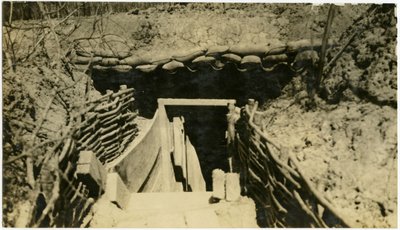 Fotografie eines Eingangs zu einem unterirdischen Bunker von Carl Michel